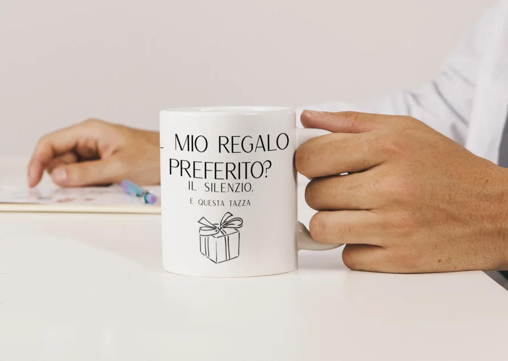 š¤ Tazza Natalizia "Il mio regalo preferito? Il silenzio e questa tazza" ā Ironia minimal per le feste