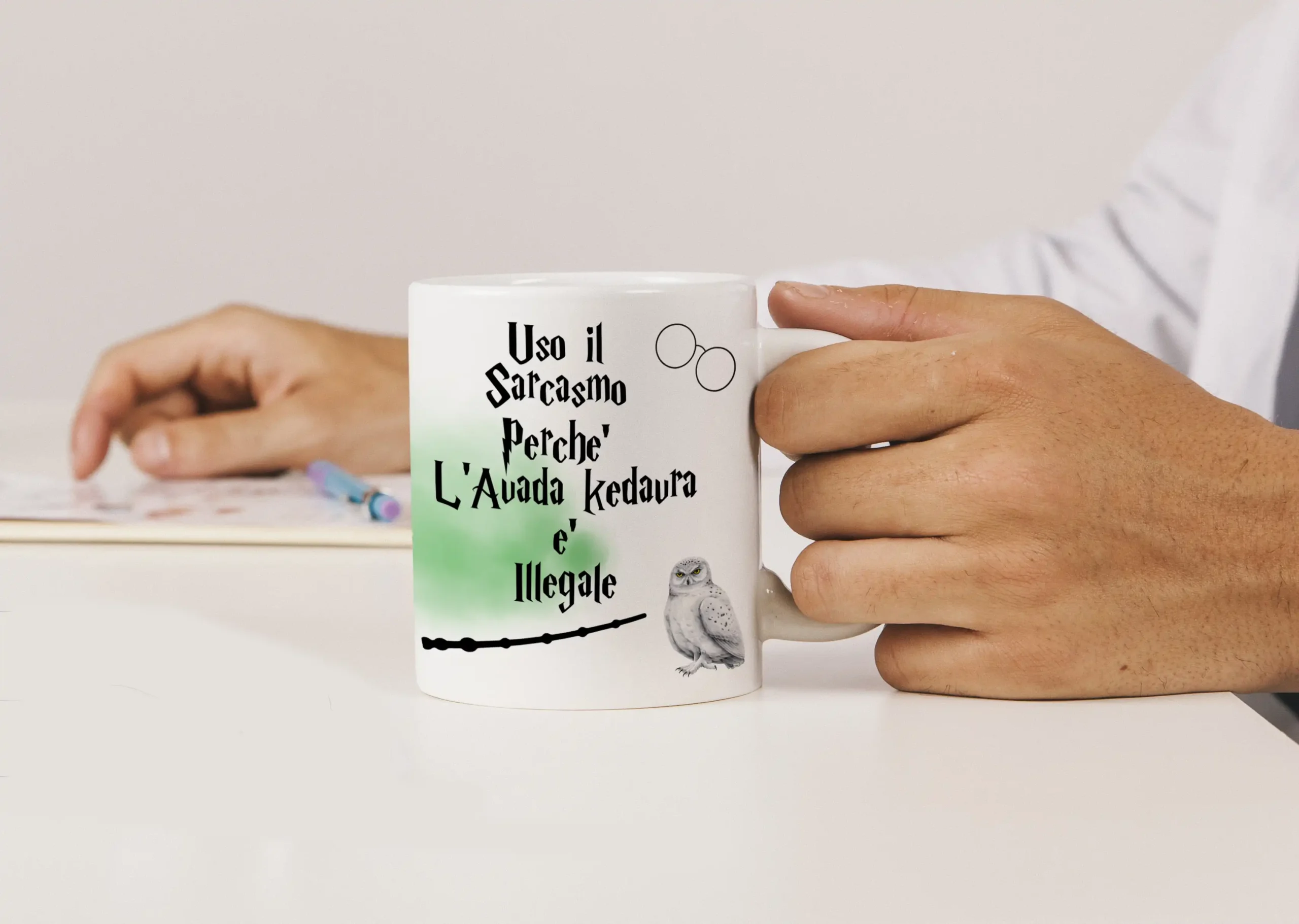 🧙♂️ Tazza Sarcastica “Uso il sarcasmo perché l’Avada Kedavra è illegale” – Magia, ironia e caffeina!