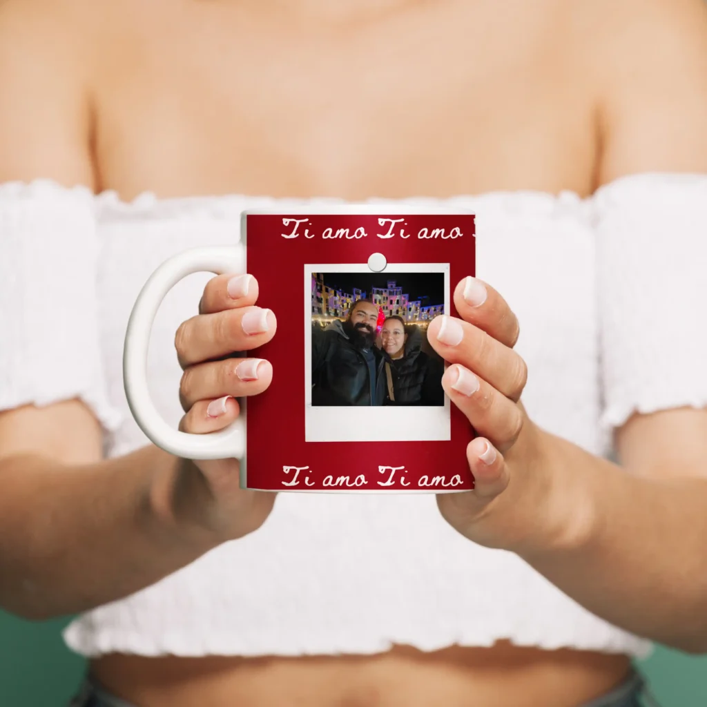 ❤️ Tazza Personalizzata San Valentino – Sfondo Rosso, Foto Polaroid e Scritta “Ti Amo”