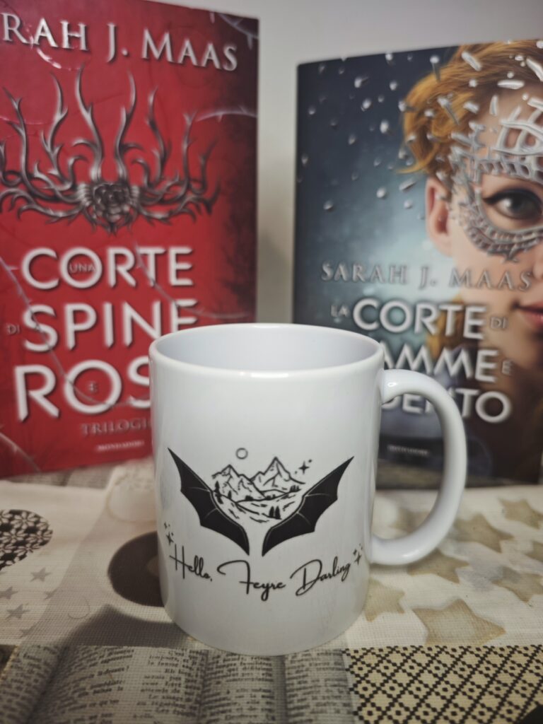 Tazza “Hello, Feyre Darling” – Mug con ali da pipistrello e montagna